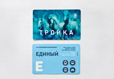 Elektronik ödeme kartı Troyka metro, otobüs ve tramvay Moscow.Russia.Moscow.February,6,2015 içinde.