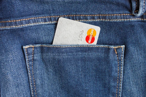 Mastercard en bolsillo vaquero — Foto de Stock