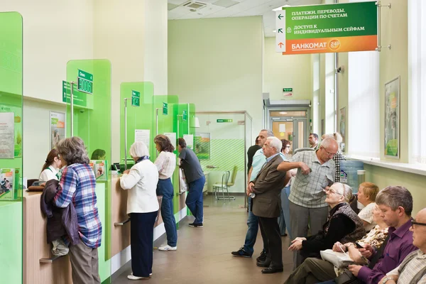 Personas en la oficina de Sberbank — Foto de Stock