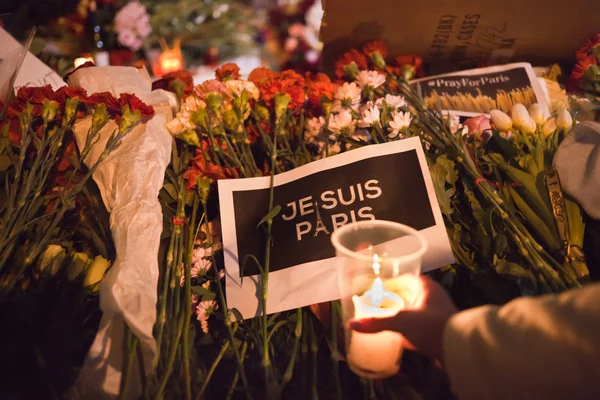 鲜花和蜡烛灯的恐怖袭击事件的受害者，在巴黎 — 图库照片