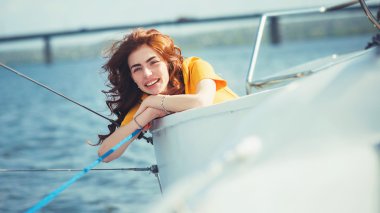  Yatta gülümseyen güzel kız