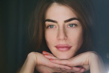  o çenesinin altında ellerini sıktı ve mesafe içine görünüyor