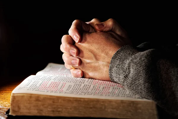 Mains en prière et Sainte Bible — Photo