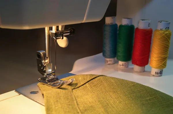 Máquina de costura e vestuário — Fotografia de Stock