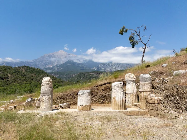 Antiguas ruinas del templo sobre el fondo de la montaña — Foto de Stock