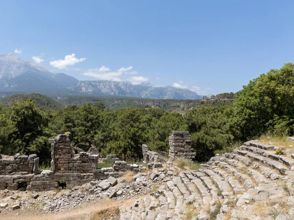 Ruinas antiguas de un anfiteatro en el casco antiguo — Foto de Stock