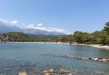 Güneşli bir günde sığ, sığ, güzel bir plaj.