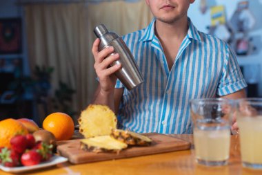 Evde kokteyl hazırlıyorum. Malzemeleri karıştırın..