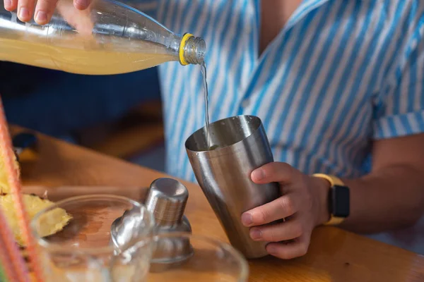 Hacer un cóctel añadiendo jugo de piña a la coctelera. — Foto de Stock