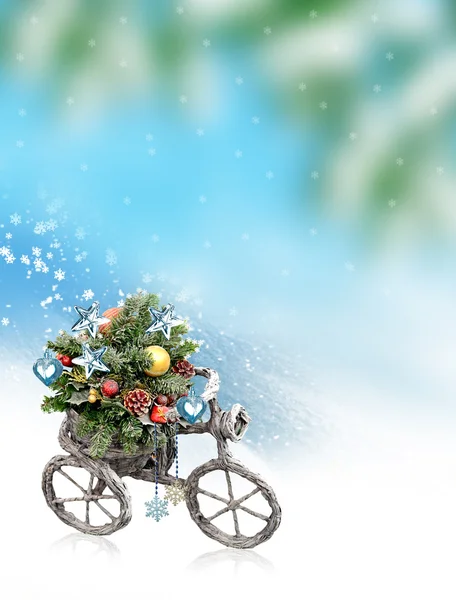 Kerstboom die versierd met kleurrijke speelgoed. — Stockfoto