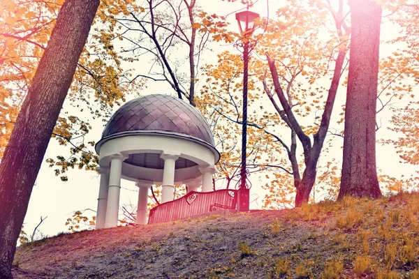 Piękna altana w parku jesień — Zdjęcie stockowe