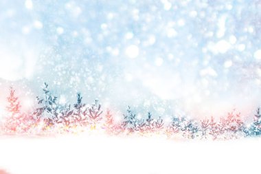 Noel tebrik kartı. Karla kaplı ağaçlarla donmuş kış ormanı. Açık havada. Görüntü. Düşen kar taneleri.