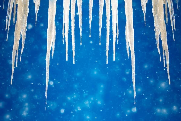 Weiße Eiszapfen Gegen Den Blauen Winterhimmel — Stockfoto