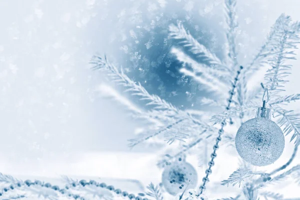 Fondo Borroso Árbol Navidad Decorado Con Juguetes Brillantes Tarjeta Felicitación —  Fotos de Stock