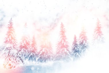 Karla kaplı ağaçlarla donmuş kış ormanı. Açık hava