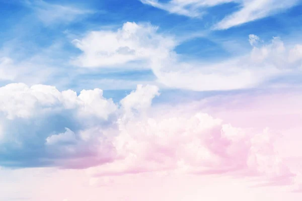 Fondo Borroso Cielo Azul Nubes Esponjosas Blancas —  Fotos de Stock
