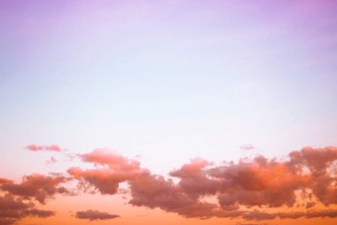 Doğa. Arka plan bulanık. Mavi gökyüzü ve kabarık bulutlar.