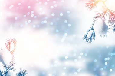 Bulanık. Soyut Noel arkaplanı. Kış tatili dokusu. Kar yağışı. Yağan kar.