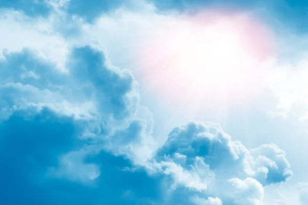 Arka Plan Bulanık Mavi Gökyüzü Beyaz Kabarık Bulutlar — Stok fotoğraf