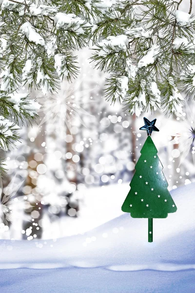 Рождественская елка на фоне зимнего пейзажа — стоковое фото