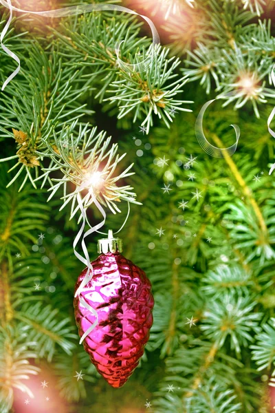 Vánoční hračky šiška na stromě — Stock fotografie