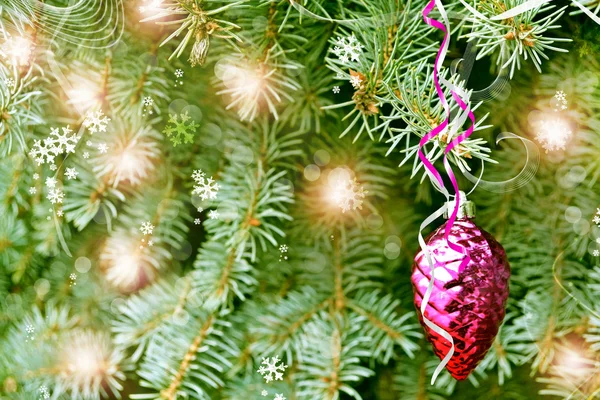 Christmas speelgoed dennenappel op de boom — Stockfoto