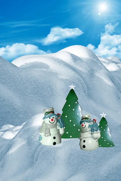 Χριστουγεννιάτικη κάρτα. Χιονάνθρωποι στο δάσος το χειμώνα — Φωτογραφία Αρχείου