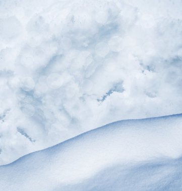 rüzgârla oluşan kar yığını. arka plan.
