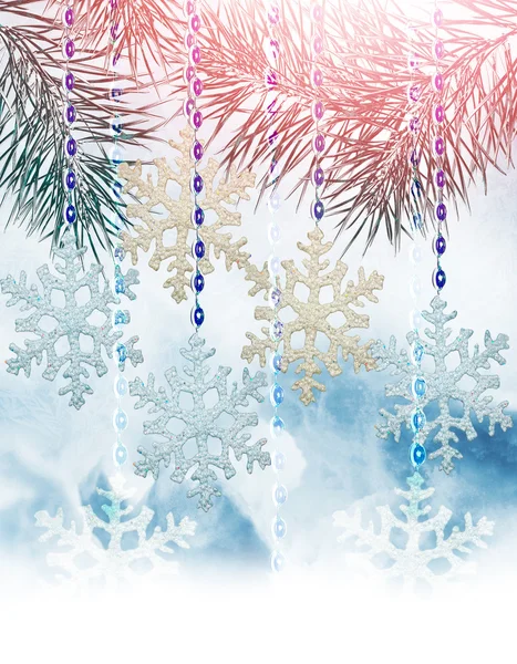 Gałęzie sosnowe ozdobione płatki śniegu. Karty noworoczne — Zdjęcie stockowe