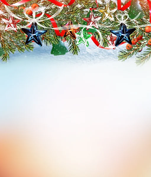 Weihnachtskarte. Fichte mit glänzendem Spielzeug verziert — Stockfoto