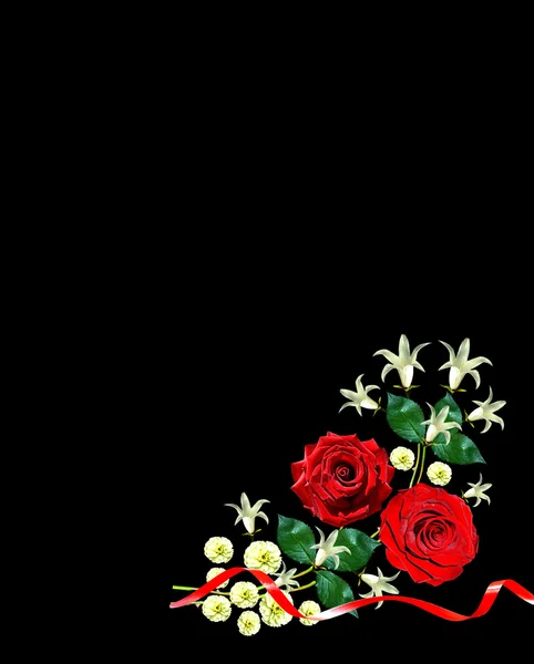 Цветы розы и колокола изолированы на черном фоне — стоковое фото