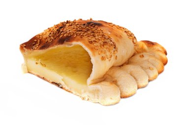 Suriye Ekmeği Kaşkaval, beyaz arka planda Suriye mutfağına yakın çekim