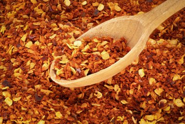 Kırmızı biberli gevrek, ezilmiş biberden yakın çekim.