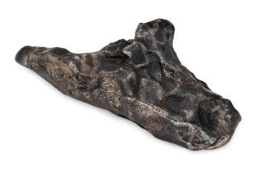 Meteorit demiri, beyaz arkaplanda uzaydan gelen metanın yakın çekim ve stüdyo görüntüsü.