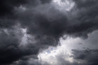 Bulutlar dramatik, gökyüzü kümülüs bulutları arka planda
