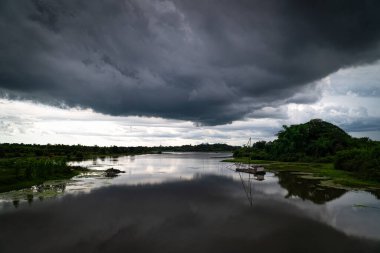 Yağmur Bulutu Yansıma Gölü, alacakaranlıkta kara kümülüs bulutuyla manzara