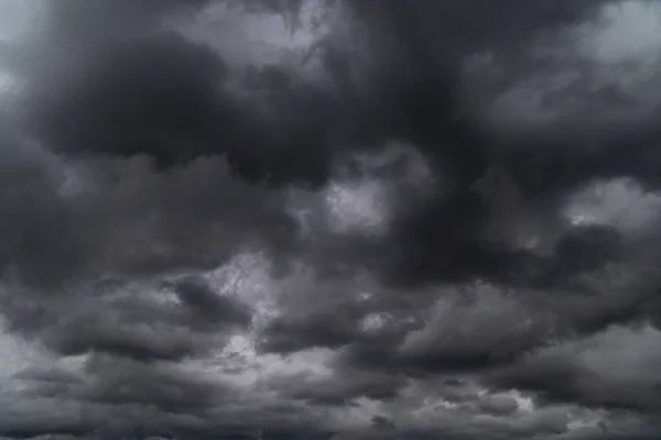 Mörk Storm Moln Himmel Med Regnigt Väder Royaltyfria Stockbilder