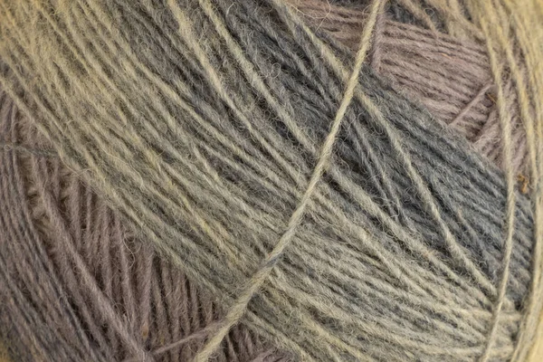 Gri örgü örmek için doğal koyun derisi yünü. Gri bir iplik yumağı.