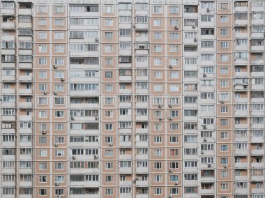 Çok katlı bir bina. Konut binasının ön cephesi. 