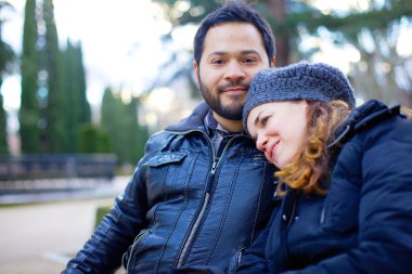 Sevgi dolu çift bir bankta oturan