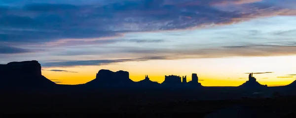 犹他州纪念碑谷的冬日日出 — 图库照片