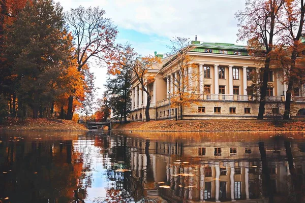 Eski malikane sonbahar parkındaki gölete yansıyor.