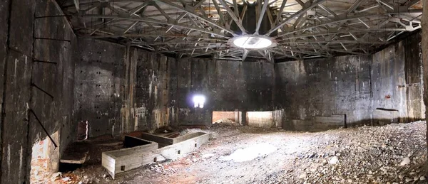 Ein verlassener, unvollendeter großer Konzertsaal mit Betonwänden. — Stockfoto