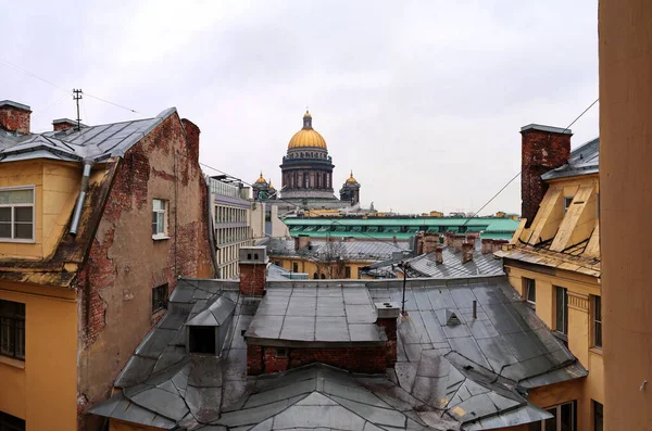 以主教座堂为背景的旧城屋顶景观. 免版税图库照片