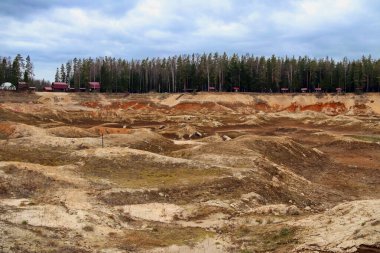 Kurumuş bir gölün kirli dibi. Ekolojik sorunlar.