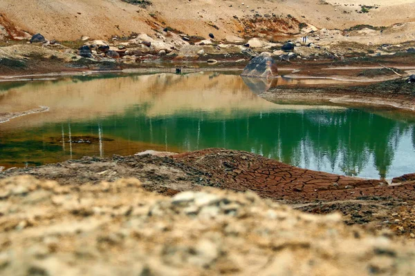 Sucio fondo de un lago seco. Problemas ecológicos. —  Fotos de Stock