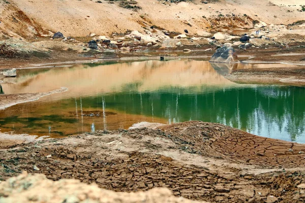 말라버린 호수의 더러운 바닥이지. 생태학적 문제. — 스톡 사진