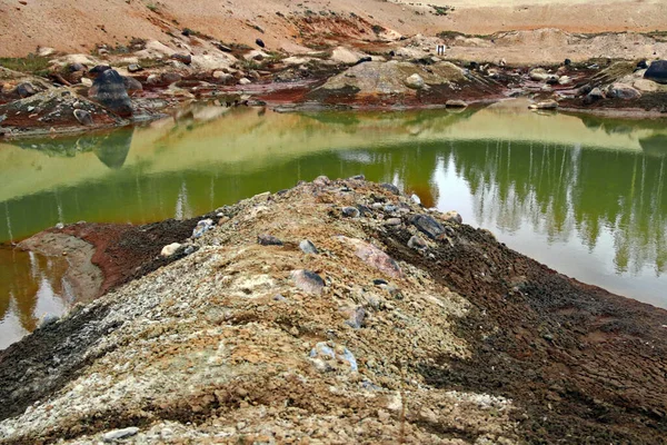 Sporco fondo di un lago prosciugato. Problemi ecologici. — Foto Stock