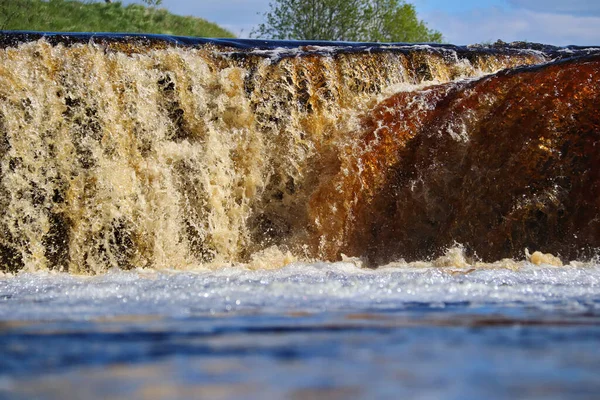 Água corrente cascata caindo sobre as rochas de perto — Fotografia de Stock