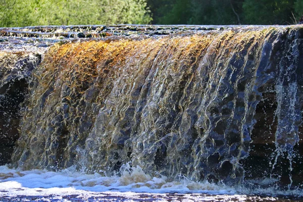 Cascada del arroyo de agua cayendo en las rocas de cerca —  Fotos de Stock